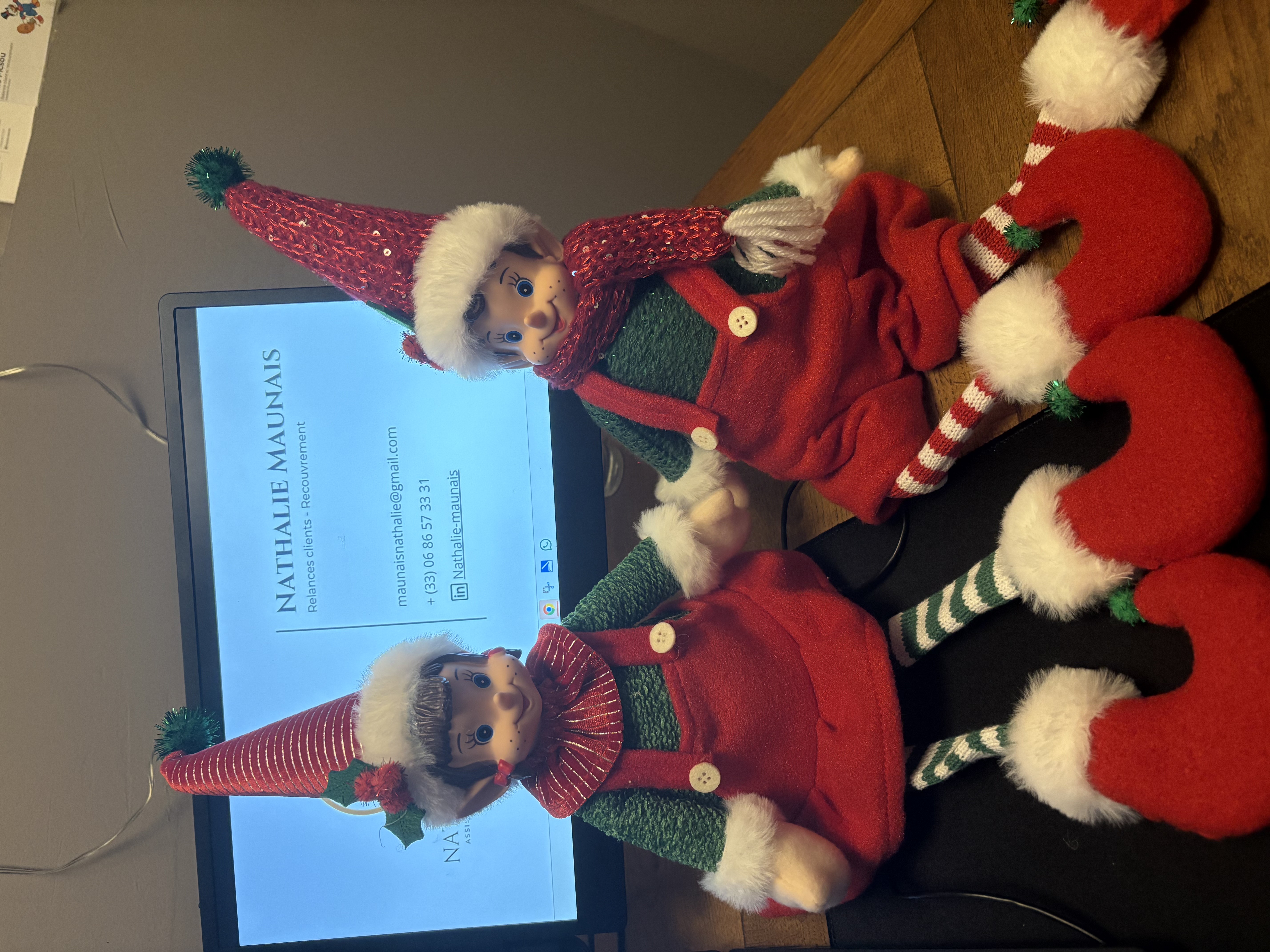 🎄🧝‍♂️🧝‍♀️ Deux lutins discutent du recouvrement : « T’as relancé tes mauvais payeurs avant Noël ? »