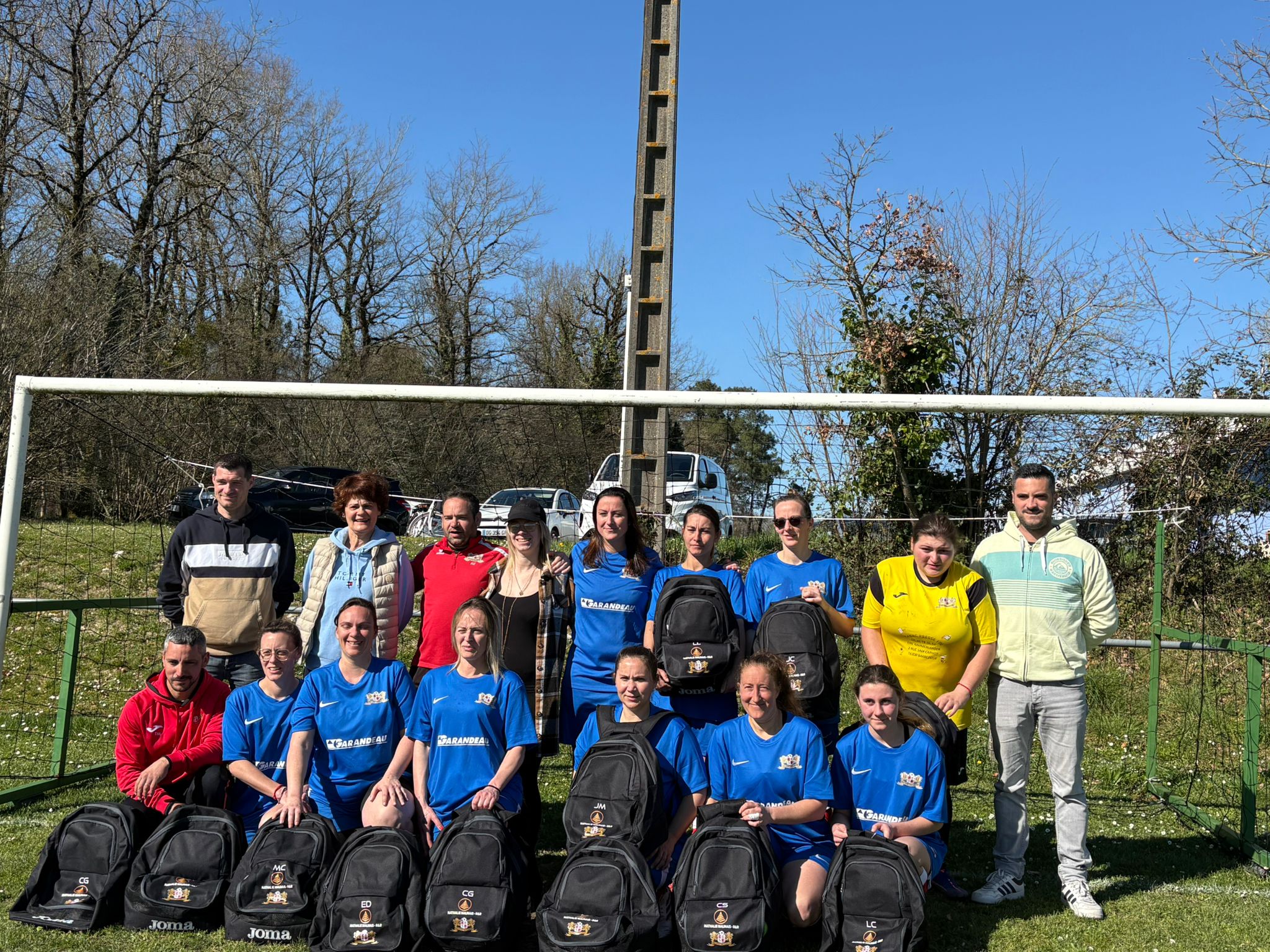 Un engagement local : remise des sacs de sport à l’équipe féminine de Barbezieux
